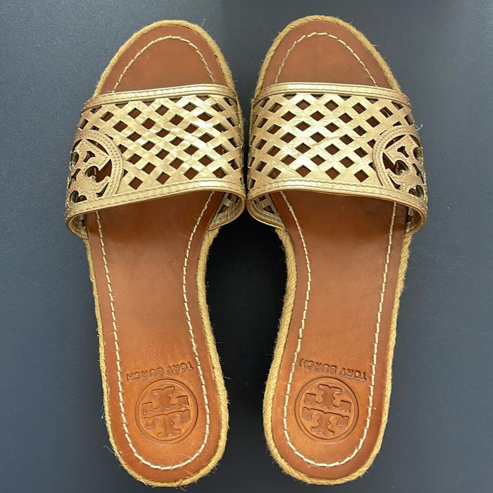 Tory burch Wedge. 6.5 . Metallic tan.